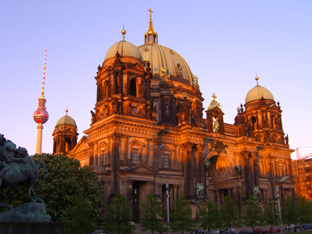 Der Berliner Dom mit Fußball-Fernsehturm